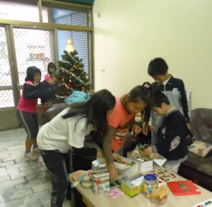 2012 Decorating Christmas Tree